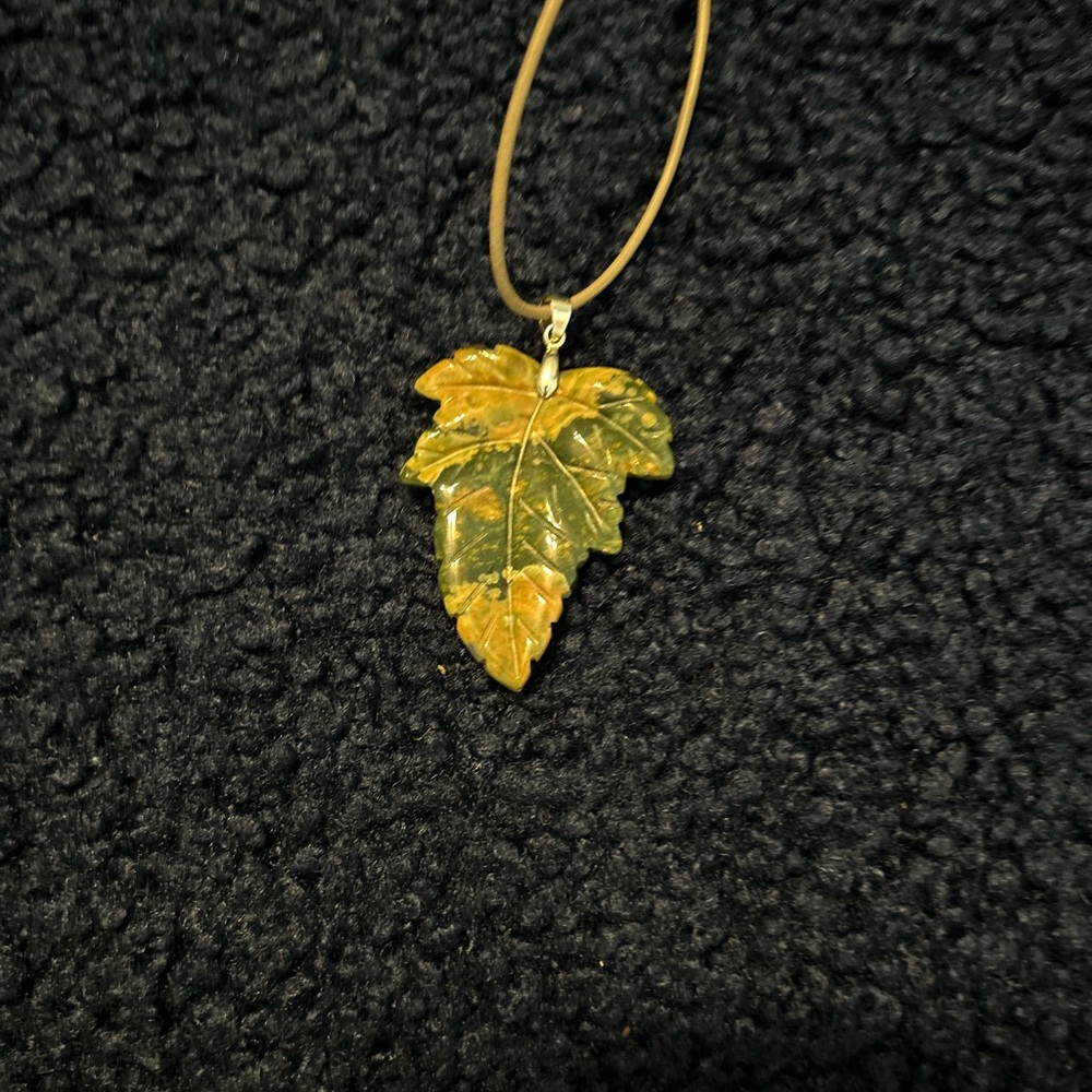 Necklace  🍁 leaf 🍁 shaped pendant necklace. - Picture 4 of 8
